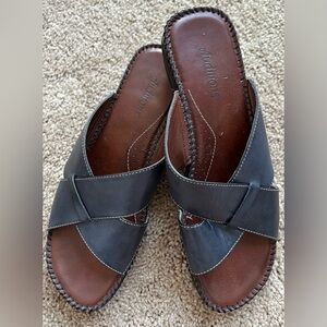 NWOT Auditions Grey Leather Sandal